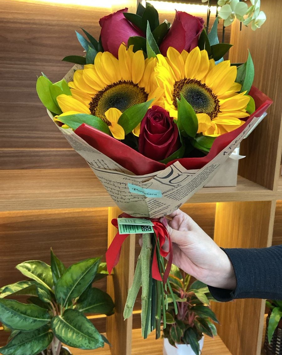 Buque de Rosas com Girasol. Buquê de girasol com rosas vermelhas. BH